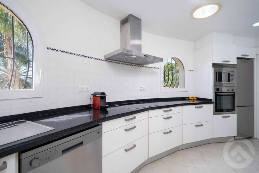 Halbkreisförmige Küche in der Villa