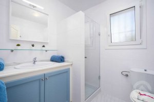 Bad mit Dusche, WC und Waschbecken