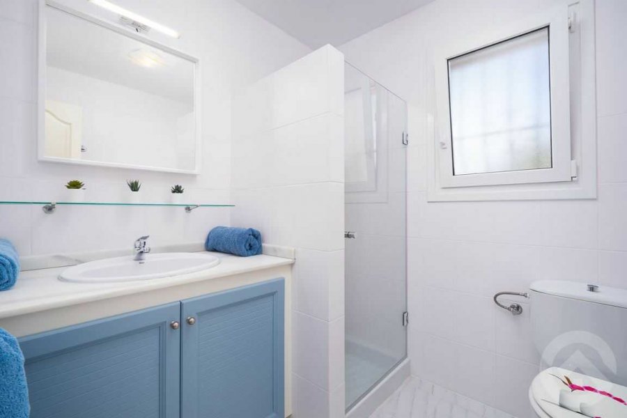 Bad mit Dusche, WC und Waschbecken