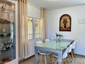 Das Ferienwohnung mit gemütlichem Wohnzimmer und offener Küche