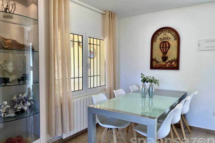 Das Ferienwohnung mit gemütlichem Wohnzimmer und offener Küche