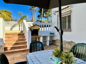 Villa Lara in Moraira verfügt über mehrere Terrassen und einen Grillplatz im Garten