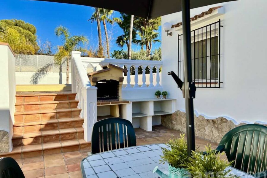 Villa Lara in Moraira verfügt über mehrere Terrassen und einen Grillplatz im Garten