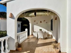 Villa Lara in Moraira verfügt über eine große überdachte Terrasse mit Meerblick