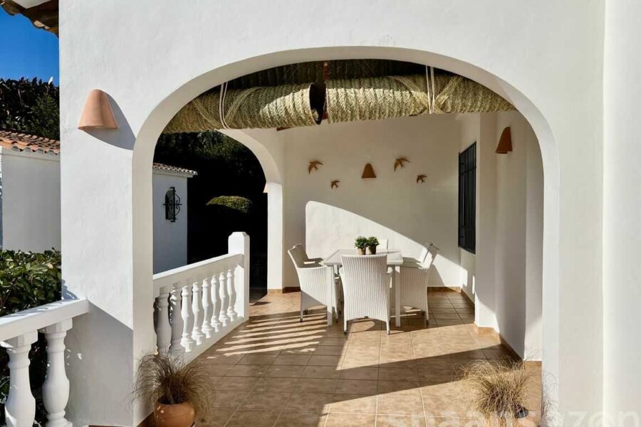 Villa Lara in Moraira verfügt über eine große überdachte Terrasse mit Meerblick