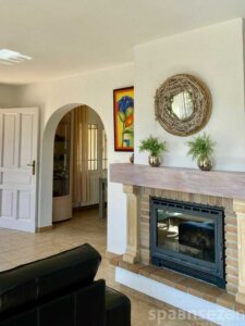 Villa Lara in Moraira verfügt über ein geräumiges Wohnzimmer mit Kamin