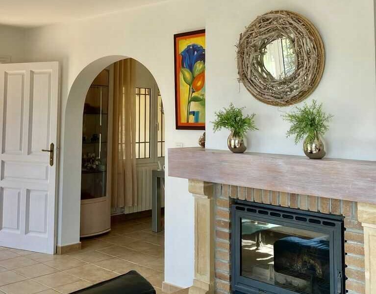 Villa Lara in Moraira verfügt über ein geräumiges Wohnzimmer mit Kamin