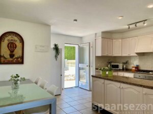Das Ferienwohnung mit gemütlichem Wohnzimmer und offener Küche