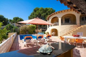 Das Ferienhaus Patricia verfügt über einen großen Garten mit privatem Pool und verschiedenen Sitzbereichen in Moraira