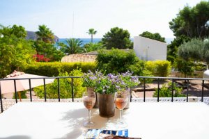 Das Ferienhaus Patricia bietet von der überdachten Terrasse aus einen Panoramablick auf das Meer von Moraira.