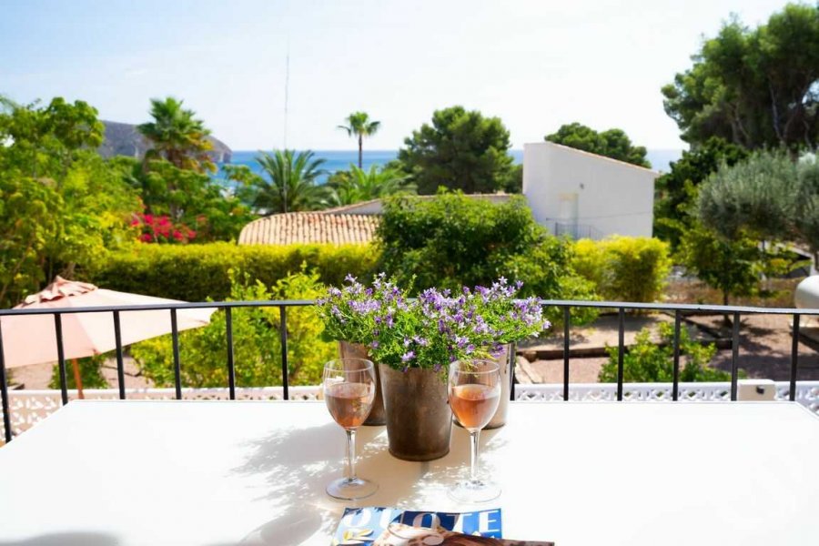 Das Ferienhaus Patricia bietet von der überdachten Terrasse aus einen Panoramablick auf das Meer von Moraira.