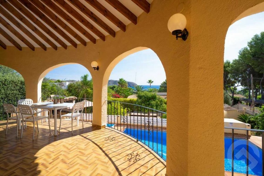 Das Ferienhaus Patricia verfügt über eine überdachte Terrasse in Moraira mit herrlichem Meerblick