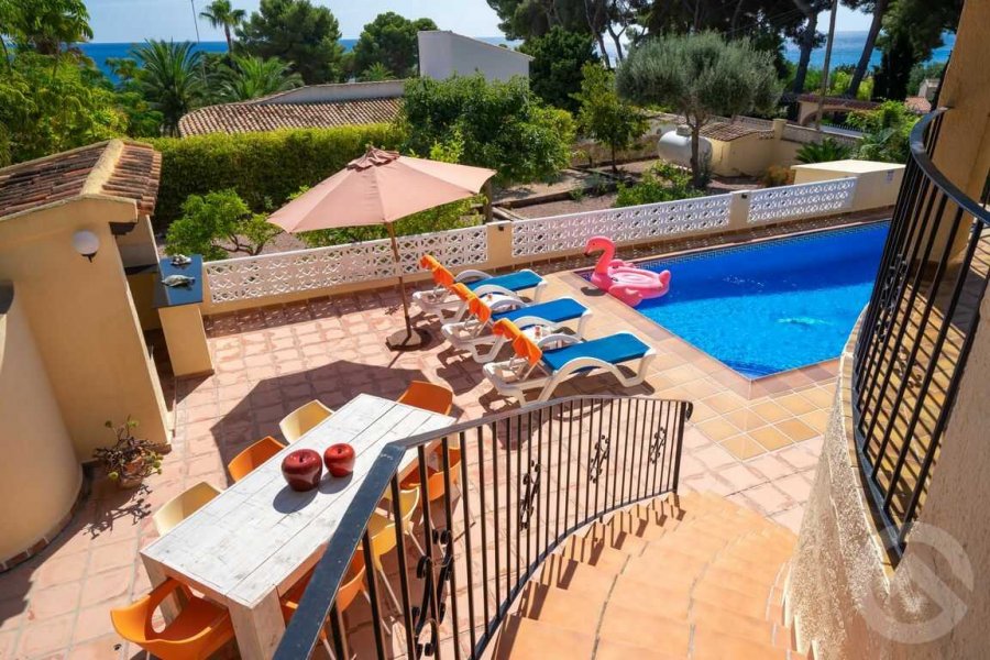 Das Ferienhaus Patricia verfügt über einen großen Garten in Moraira mit einem privaten Pool und mehreren Sonnenliegen rund um den Pool