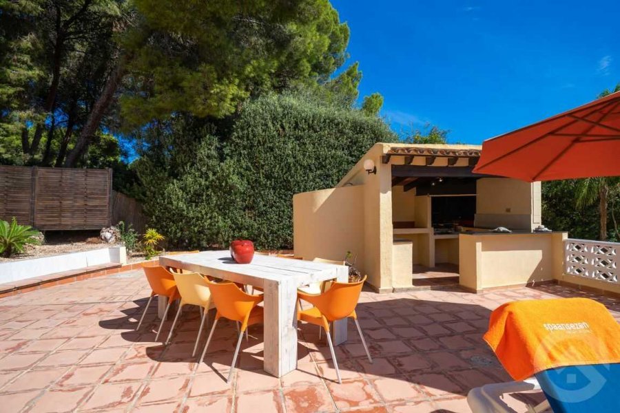 Großer Garten mit Sitzplätzen im Ferienhaus Casa Patricia