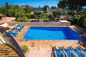 Villa Patricia in Moraira verfügt über einen großen Swimmingpool und einen wunderschönen Meerblick