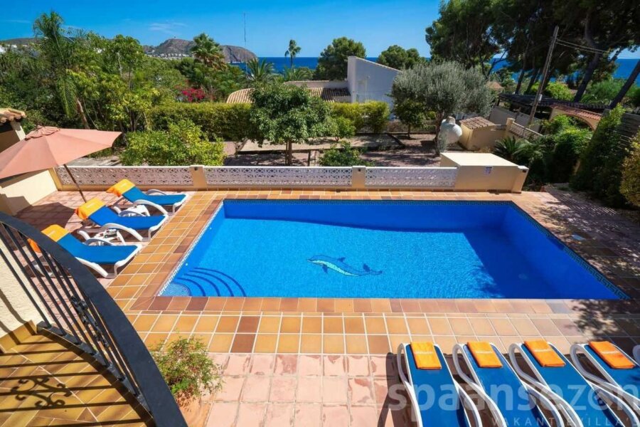 Villa Patricia in Moraira verfügt über einen großen Swimmingpool und einen wunderschönen Meerblick