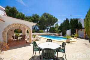 Großer Garten mit verschiedenen Sonnenliegen und privatem Pool in Casa Alicia