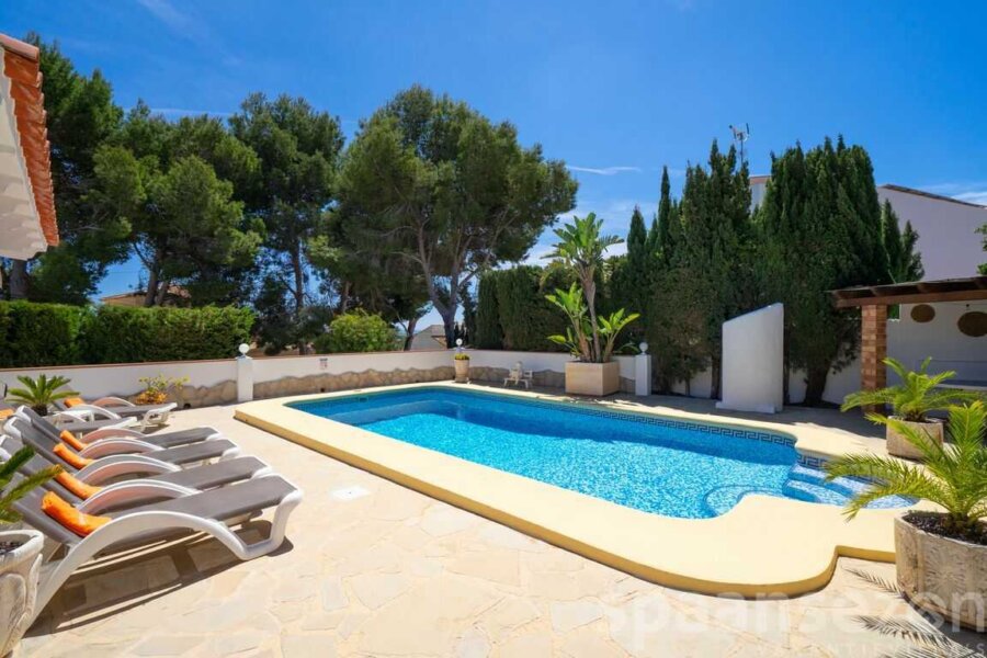 Großer Garten mit verschiedenen Sonnenliegen und privatem Pool in Casa Alicia
