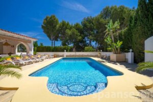Großer Garten mit verschiedenen Sonnenliegen und privatem Pool in Casa Alicia