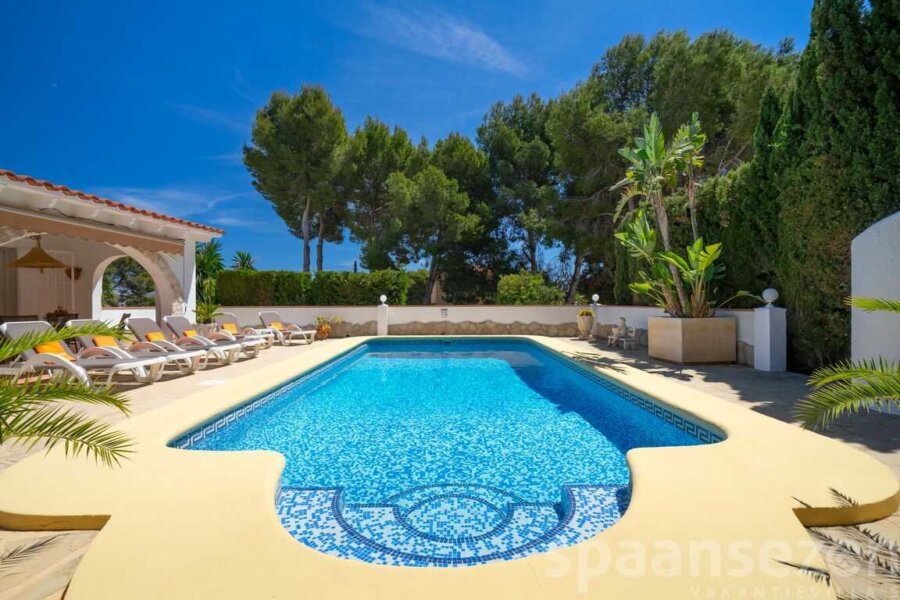 Großer Garten mit verschiedenen Sonnenliegen und privatem Pool in Casa Alicia