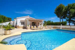 Großer Garten mit verschiedenen Sonnenliegen und privatem Pool in Casa Alicia