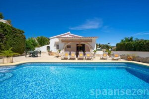 Großer Garten mit verschiedenen Sonnenliegen und privatem Pool in Casa Alicia