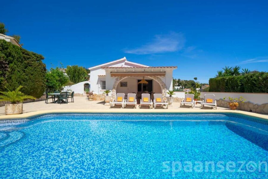 Großer Garten mit verschiedenen Sonnenliegen und privatem Pool in Casa Alicia