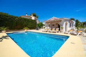 Großer Garten mit verschiedenen Sonnenliegen und privatem Pool in Casa Alicia