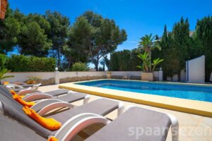 Großer Garten mit verschiedenen Sonnenliegen und privatem Pool in Casa Alicia
