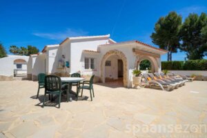 Großer Garten mit verschiedenen Sonnenliegen und privatem Pool in Casa Alicia