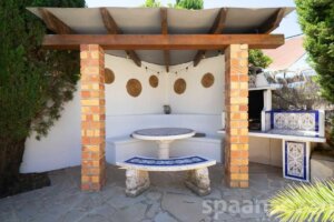 Casa Alicia verfügt über einen eigenen Grillplatz mit Sitzgelegenheiten in Moraira