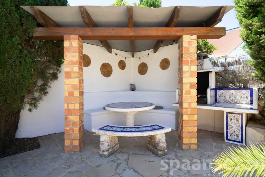 Casa Alicia verfügt über einen eigenen Grillplatz mit Sitzgelegenheiten in Moraira