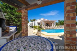 Villa Alicia in Moraira mit Blick auf den Pool von der überdachten Terrasse
