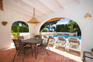 Überdachte Terrasse der Casa Alicia in Moraira