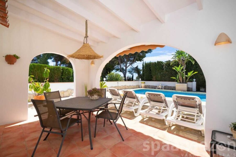 Überdachte Terrasse der Casa Alicia in Moraira