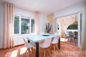Villa Alicia in Moraira hat ein separates Esszimmer mit Schiebetüren zur Terrasse