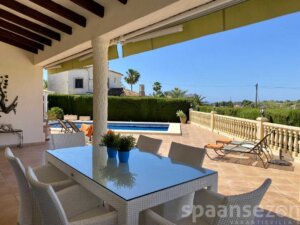 Die Villa Maia verfügt über eine geräumige Terrasse mit mehreren Sonnenliegen rund um den Pool