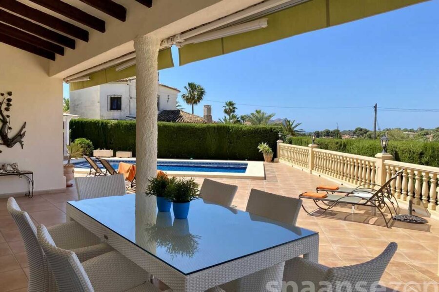 Die Villa Maia verfügt über eine geräumige Terrasse mit mehreren Sonnenliegen rund um den Pool