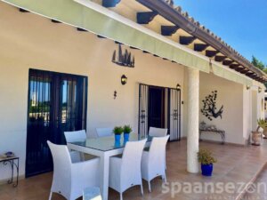 Villa Maia in Moraira verfügt über eine große überdachte Terrasse mit Blick auf den Pool