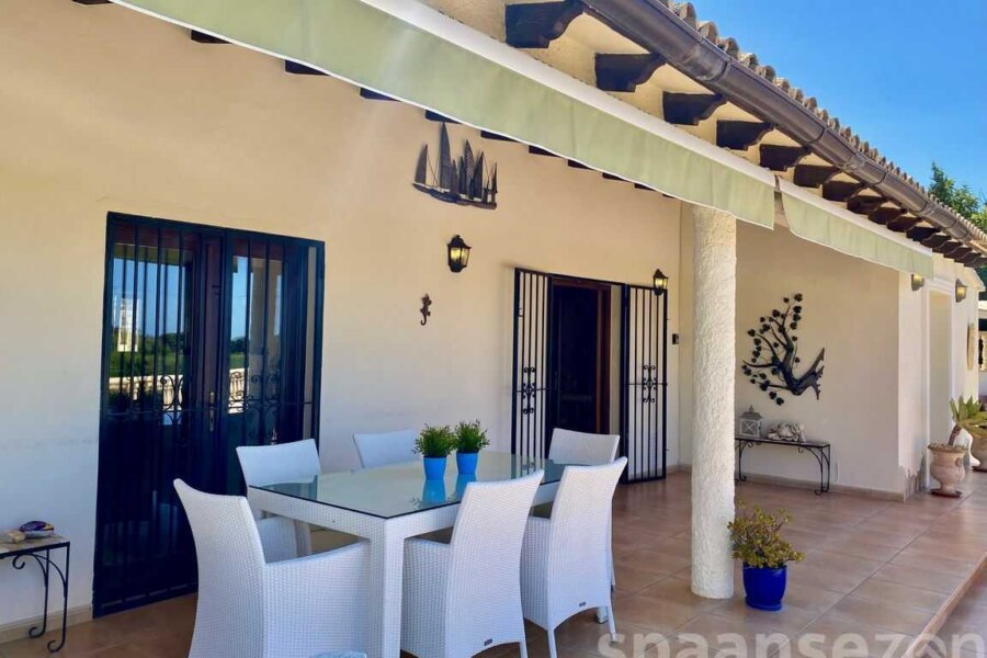 Villa Maia in Moraira verfügt über eine große überdachte Terrasse mit Blick auf den Pool