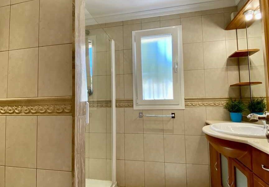 Badezimmer mit Dusche, Waschbecken und Toilette im Haus