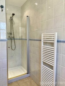 Badezimmer mit Dusche, Waschbecken und Toilette im Haus