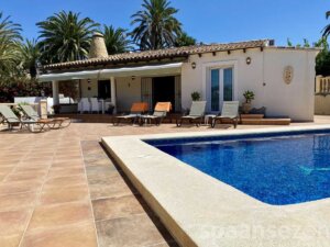 Villa mit großer Terrasse um den privaten Pool in Moraira