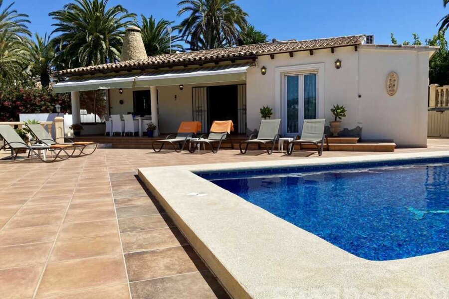 Villa mit großer Terrasse um den privaten Pool in Moraira