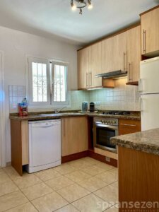 Villa Maia in Moraira verfügt über eine komplett offene Küche