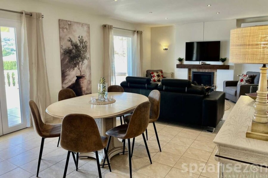 Helles Wohnzimmer und Esszimmer
