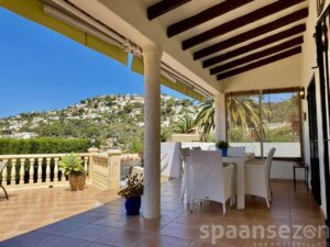 Das Casa Maia verfügt über eine überdachte Terrasse mit einem großen Tisch und fantastischem Bergblick