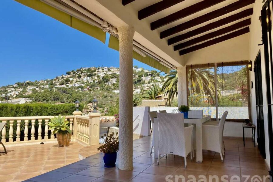 Das Casa Maia verfügt über eine überdachte Terrasse mit einem großen Tisch und fantastischem Bergblick