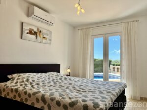 Hauptschlafzimmer mit Badezimmer und Bett von 180x200 cm
