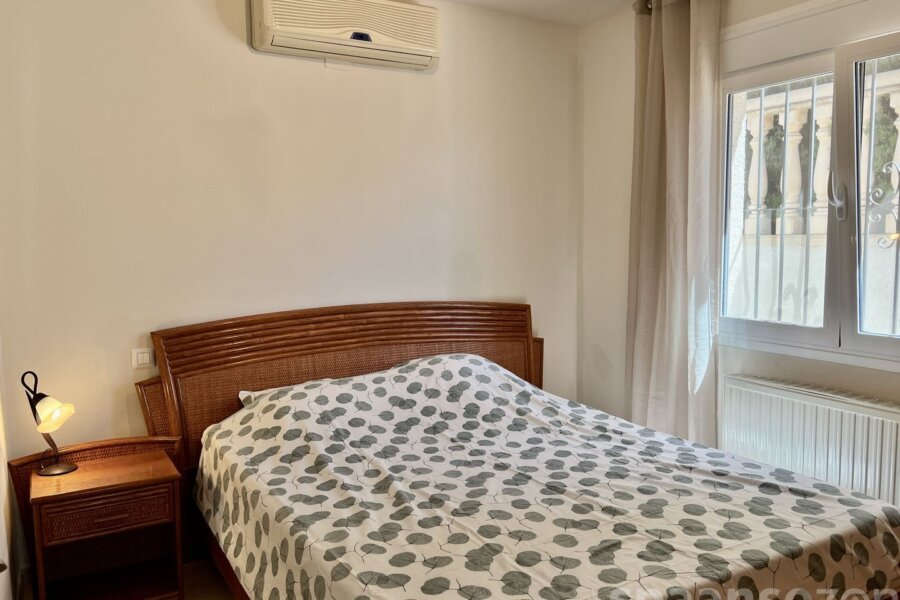 Schlafzimmer mit Bad und einem Bett von 160x200 cm